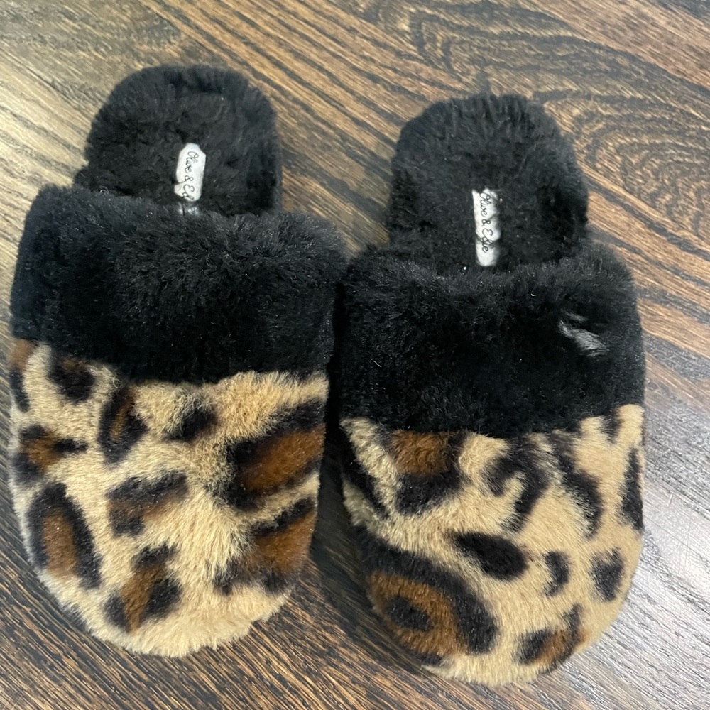 Adorable Leopard Slippers - Picture 1 of 5